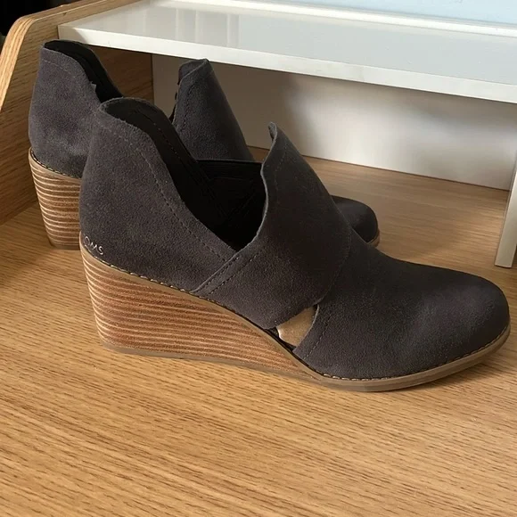 Toms Black Ankle Booties - Picture 1 of 10